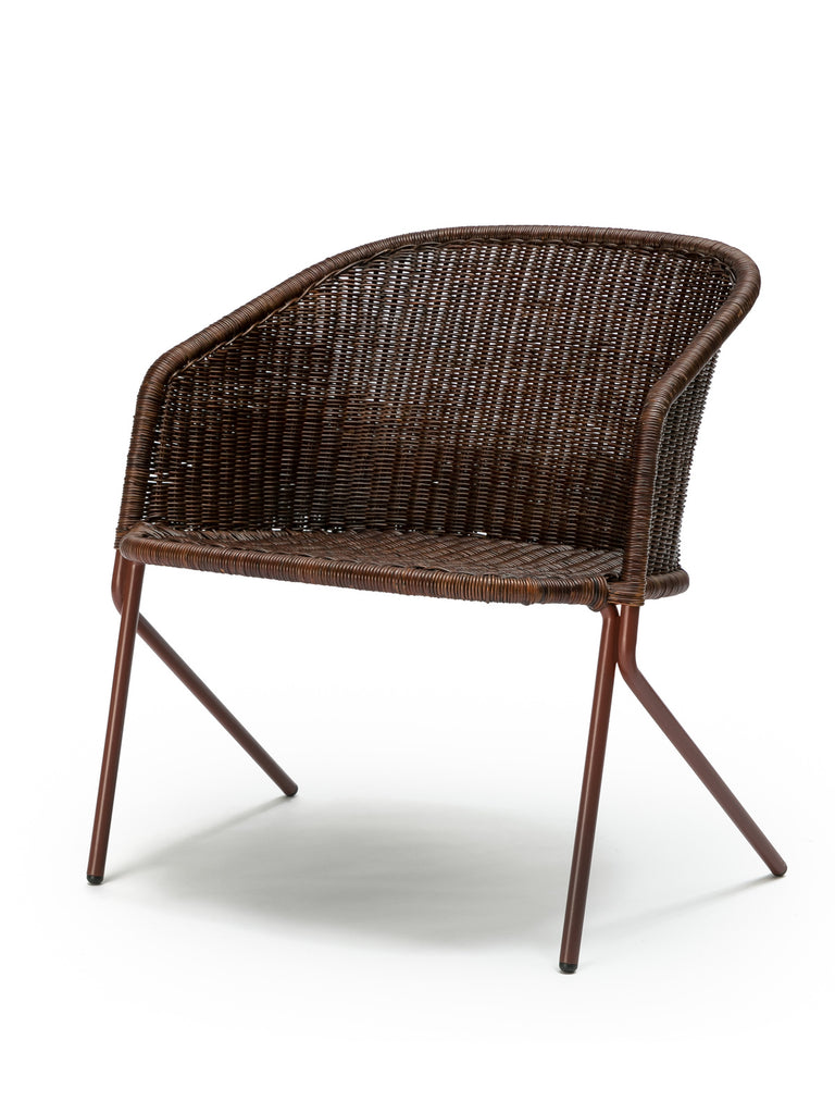 Kakۂ lounge chair (oxide red frame / rust rattan slimit) front angle