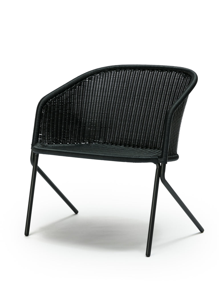 Kakۂ lounge chair outdoor (charcoal polyethylene) front angle