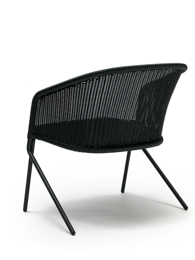 Kakۂ lounge chair outdoor (charcoal polyethylene) side angle
