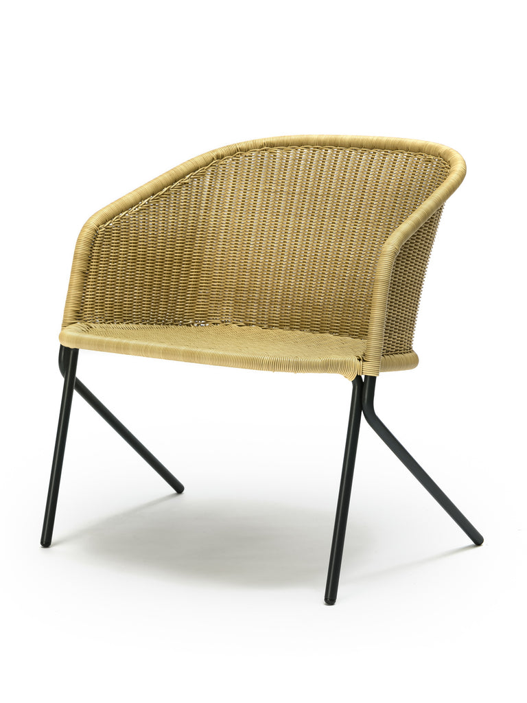 Kakۂ lounge chair outdoor (wheat polyethylene) front angle