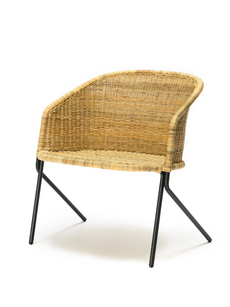 Kakۂ lounge chair (natural) front angle