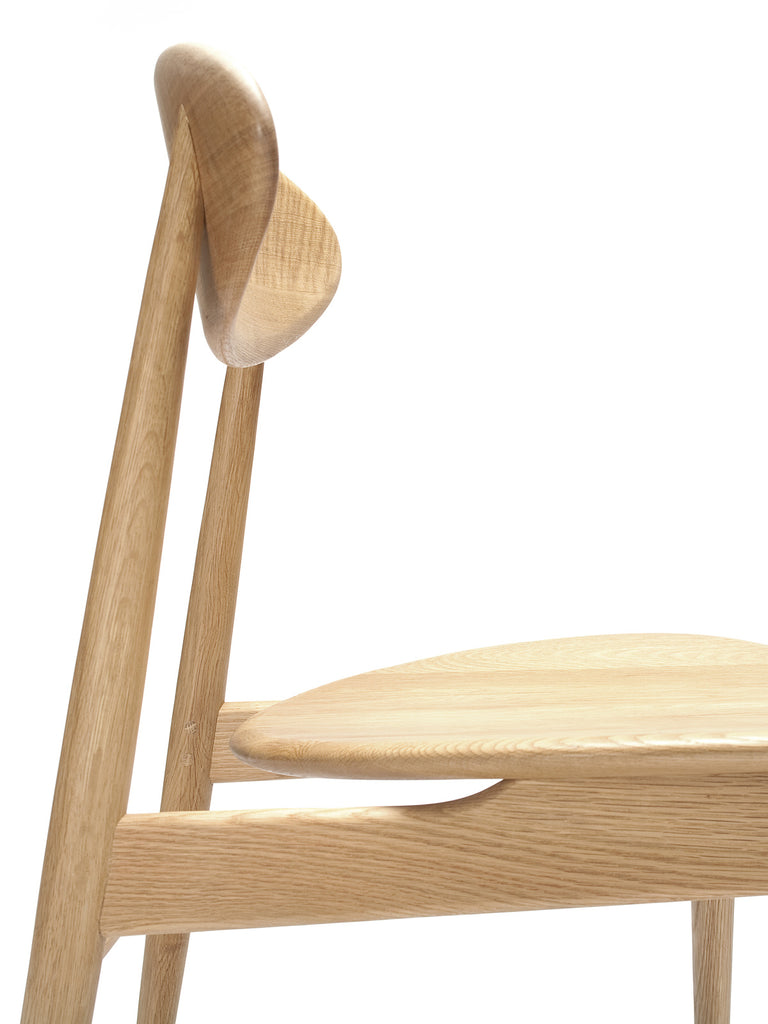 chair 170 (natural oak) close up