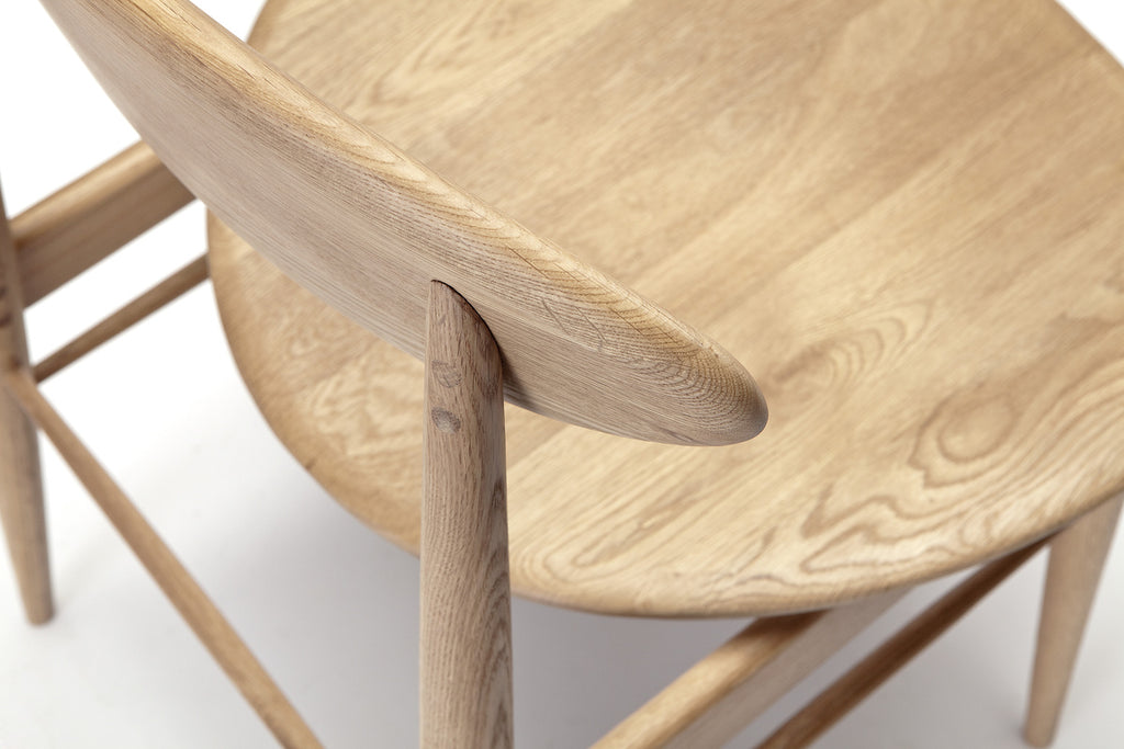 chair 170 (natural oak) close up