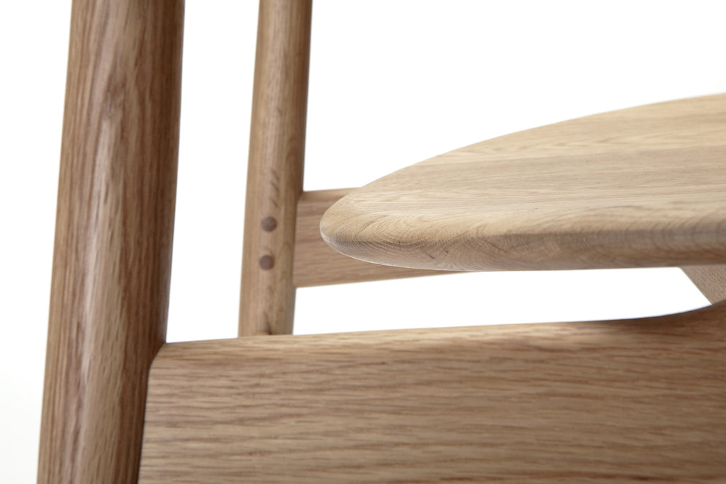 chair 170 (natural oak) close up