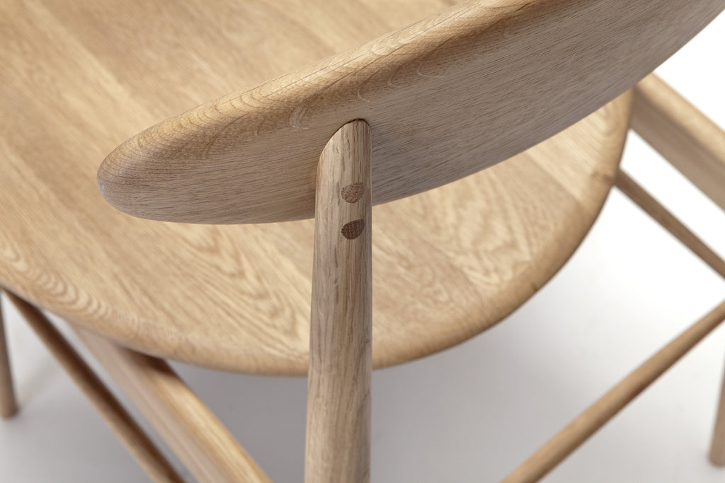 chair 170 (natural oak) close up