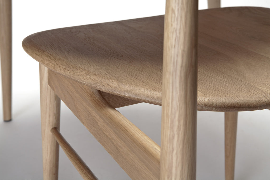 chair 170 (natural oak) close up