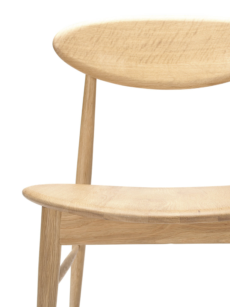 chair 170 (natural oak) close up